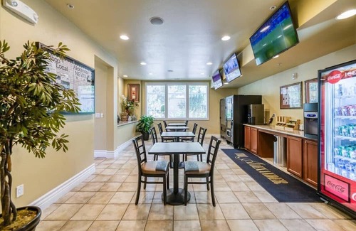 Reno/Tahoe Airport Apartment | New Cozy & Stylish 1BR with Heated Pool, Relaxing Spa & Sauna