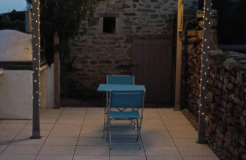 Plozevet House | Ty Gwenn Longere, Sea views, sunlit garden & BBQ terrace for al fresco dining