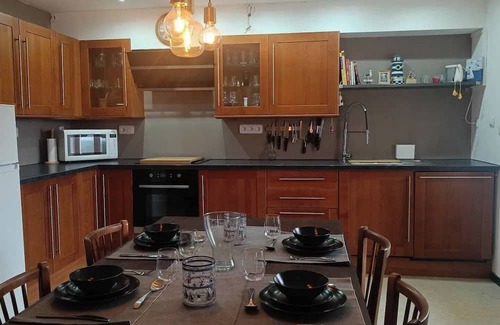 Plozevet House | Ty Gwenn Longere, Sea views, sunlit garden & BBQ terrace for al fresco dining