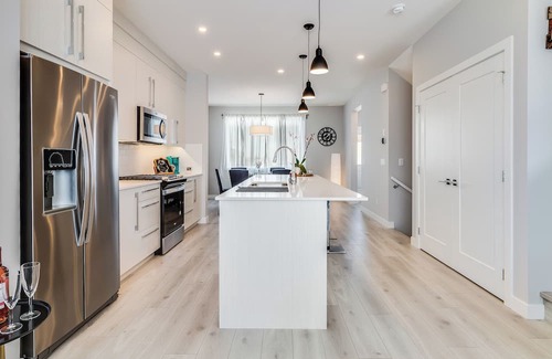 Chestermere House | New Home with Central AC, 15 Mins to YYC, 5 Mins to Lake & Stoney - Pets welcome