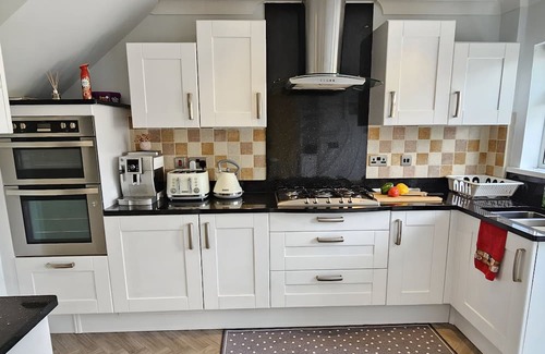 Port Talbot House | 6 Minutes Walk To The Beach /Easy Access Downstairs Bedroom/Wet Room.