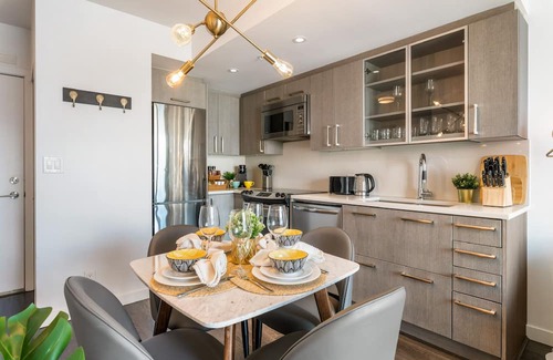 Downtown Eastside Apartment | Breathtaking Views of Mountains & Ocean Sleeps 4 - Fast Wifi & Secured Parking