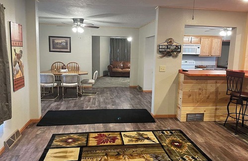 Lynch House | Spacious 5-bedroom house with WiFi, AC in charming Lynch