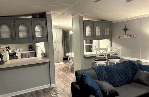 Highfield-Cascade House | Charming 2-bedroom mobile home with WiFi, AC in welcoming Highfield-Cascade