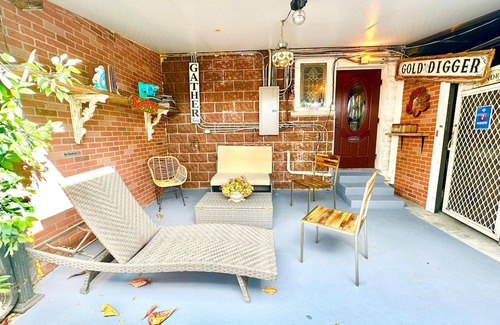 Midtown Cottage | Entire House Five Vintage-Style Theme Rooms