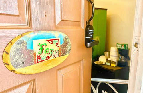 Midtown Cottage | Entire House Five Vintage-Style Theme Rooms