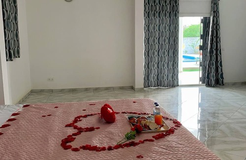 Assinie Bed & Breakfast | Mako room: idyllic setting with breakfast