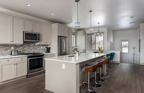 East End House | Spacious & Modern ~ Free E-Bikes ~ Pet-Friendly ~ Prime East End Location