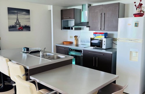 Punaauia Apartment | Condo in Punaauia "Vue Moorea + Piscine" opposite the Anita caravan