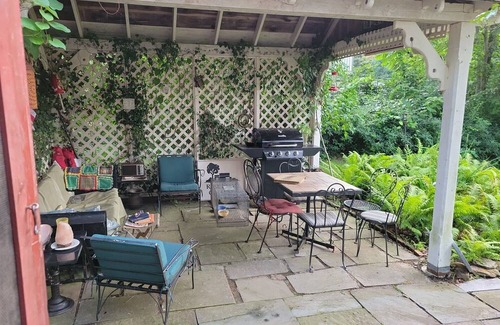 East Haddam Cabin | Cottage on the Moodus Reservoir go back in time enjoy a quite get away .