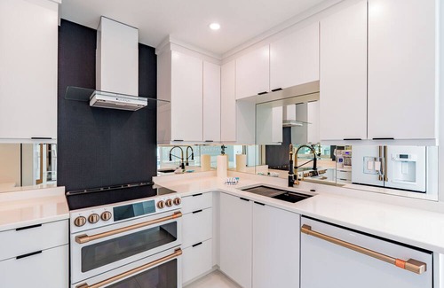 Laguna Shores House | Casa Bianca 🌞 Charming Pet-Friendly Home w/Pool Near Times Square