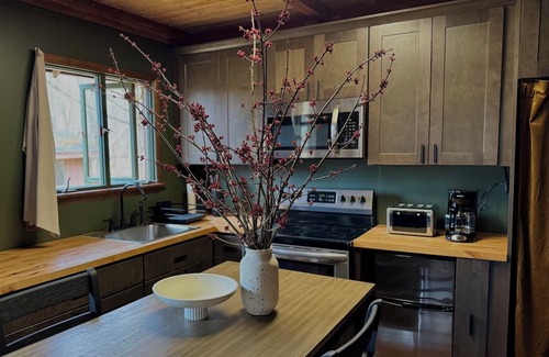 Sparrow Bush Cabin | Cozy cabin on 17 acres of nature, with workspace, yoga deck, bbq and fire pit