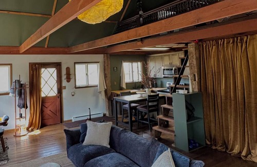 Sparrow Bush Cabin | Cozy cabin on 17 acres of nature, with workspace, yoga deck, bbq and fire pit