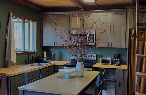 Sparrow Bush Cabin | Cozy cabin on 17 acres of nature, with workspace, yoga deck, bbq and fire pit
