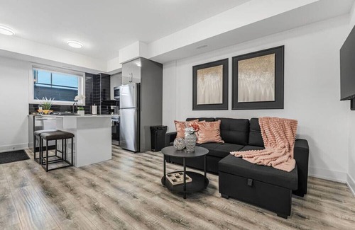 Niagara Falls Apartment | NEW Stylish 1BR wBBQ | Close to Falls | Sleeps 4!
