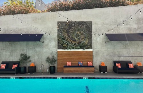 Los Angeles House | Enjoy Rooftop Dining and Iconic LA Views at Quirky West Los Angeles Room