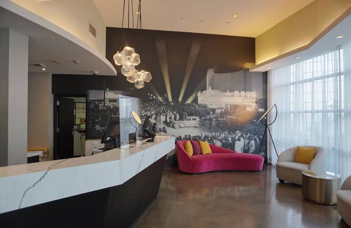 Los Angeles House | Enjoy Rooftop Dining and Iconic LA Views at Quirky West Los Angeles Room
