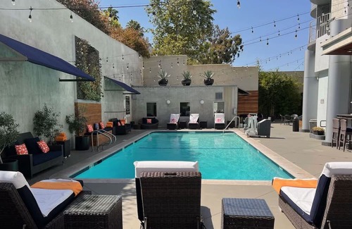 Los Angeles House | Enjoy Rooftop Dining and Iconic LA Views at Quirky West Los Angeles Room