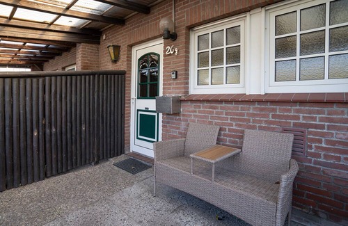 Norddeich House | Holiday Home 'Biene Am Meer' with Private Terrace and Wi-Fi