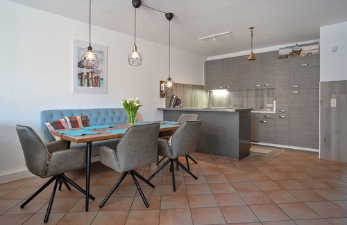 Norddeich House | Holiday Home 'Biene Am Meer' with Private Terrace and Wi-Fi