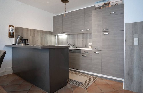 Norddeich House | Holiday Home 'Biene Am Meer' with Private Terrace and Wi-Fi