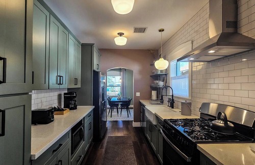 Garfield House | Stunning 2-bedroom Craftsman, Walk to Downtown Phoenix