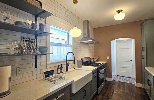 Garfield House | Stunning 2-bedroom Craftsman, Walk to Downtown Phoenix