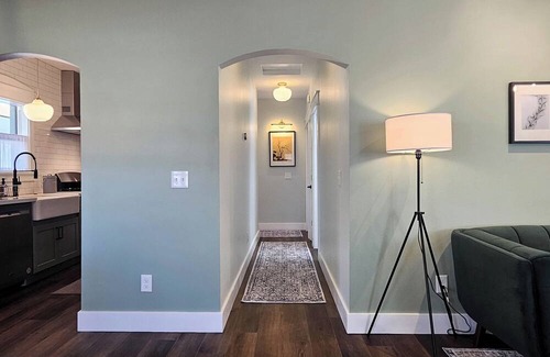 Garfield House | Stunning 2-bedroom Craftsman, Walk to Downtown Phoenix