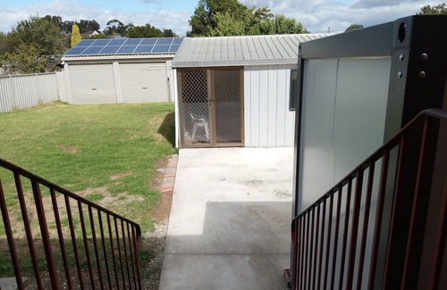 Kennington Cabin | Cozy sleep out with one full bathroom unit, free wi-fi