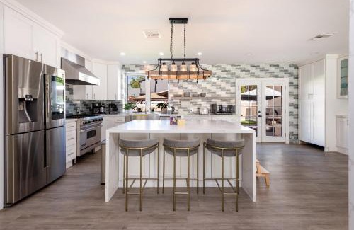 Tarzana House | Deluxe and Spacious 4BR Residence with Parking, BBQ