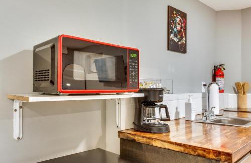 Elizabeth Apartment | Cozy Apartment 1 Mi to Elizabeth Transit Station!
