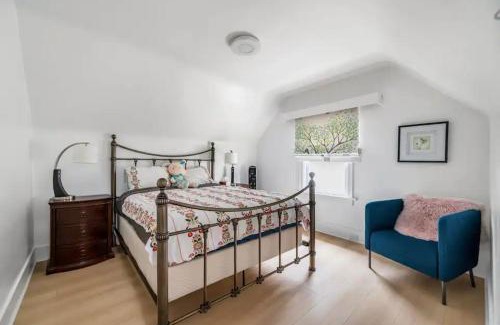 Dunbar House | cozy two bedroom in upper floor in vancouver west