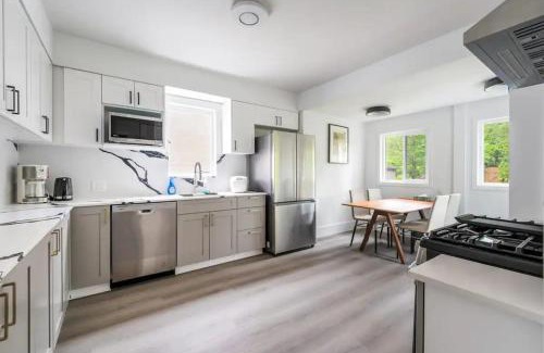 Dunbar House | cozy two bedroom in upper floor in vancouver west