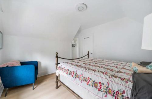 Dunbar House | cozy two bedroom in upper floor in vancouver west