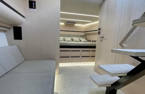 7th Arrondissement Boat Rental | Yacht Med 42
