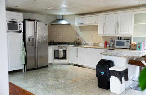 Coppetts Apartment | Luxurious Shared Apartment with Hosts on Private Estate