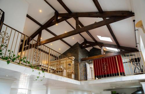 Coppetts Apartment | Luxurious Shared Apartment with Hosts on Private Estate