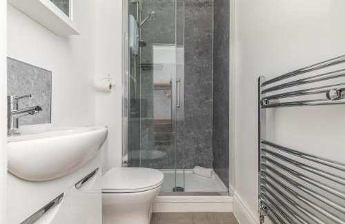 Bradley Stoke House | Dove Court Travel Lodge 4 - First Floor Ensuite