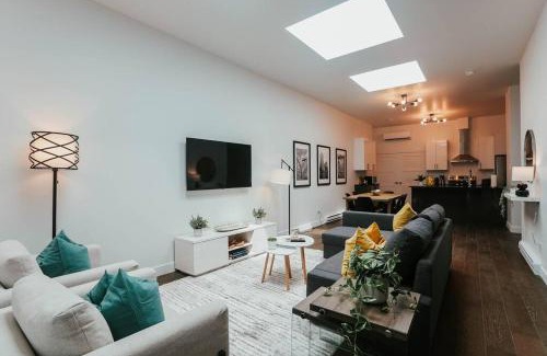 La Petite-Patrie Apartment | HRésidences Modern Apt on Main St Hubert Street