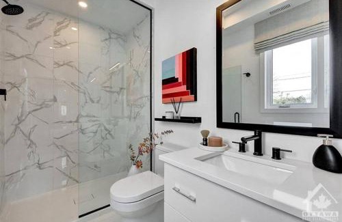 Ottawa Division Apartment | 1Bed+Den 1bth Condo sleeps 4