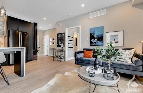 Ottawa Division Apartment | 1Bed+Den 1bth Condo sleeps 4