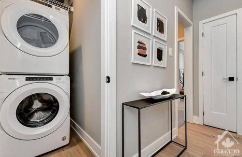 Ottawa Division Apartment | 1Bed+Den 1bth Condo sleeps 4