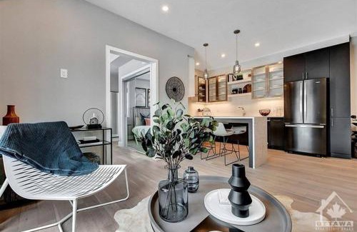 Ottawa Division Apartment | 1Bed+Den 1bth Condo sleeps 4