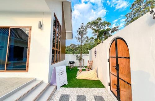 Sattahip Villa | The Teak Poolvilla