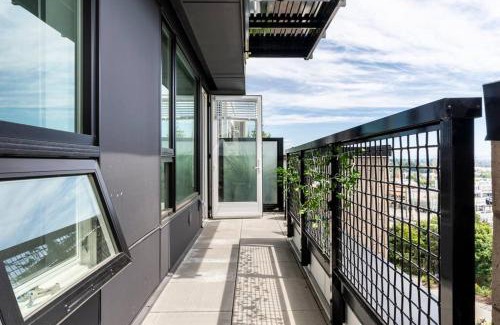Yesler Terrace Apartment | Cozy 1 bed with city/water view.
