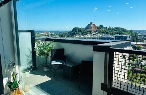 Yesler Terrace Apartment | Cozy 1 bed with city/water view.
