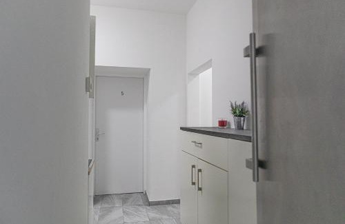 Simmering Apartment | Enkplatz U3 Getaway: Affordable 5-BR Shared Apartment