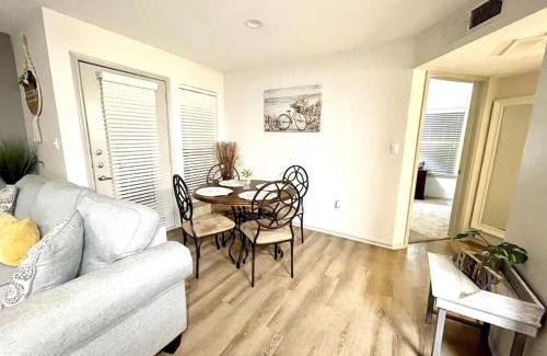 Uptown Apartment | Cozy Apt by SAT Intl w/ pool + gym