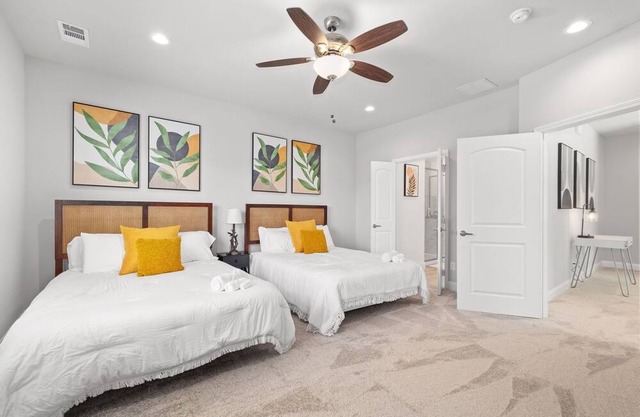 Modern Tropical 5 BR/8 BEDS Home in Heart of Dallas