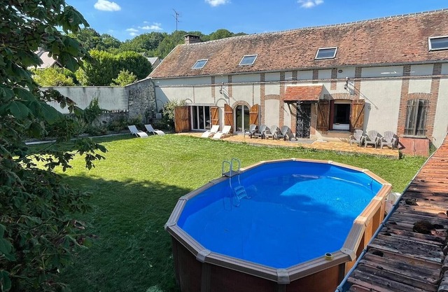 House sleeps up to 28 pool in summer